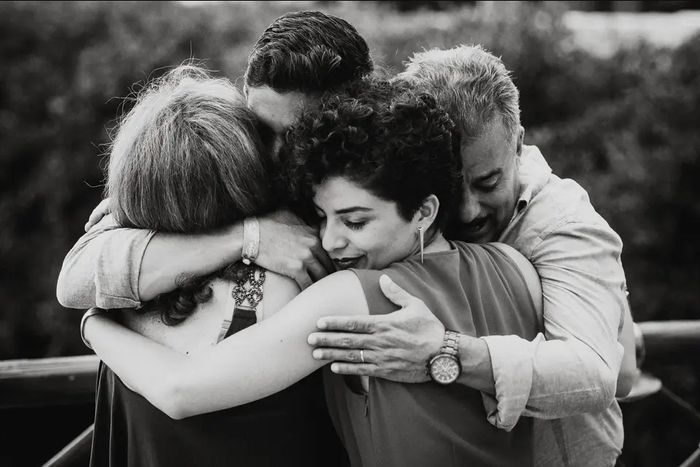 Los abrazos que sí o sí tienes que fotografiar en tu boda 📸 - 12