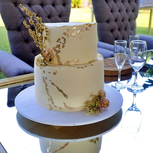 INSPIRACIÓN: Pasteles de boda blancos con dorado 🎂 5