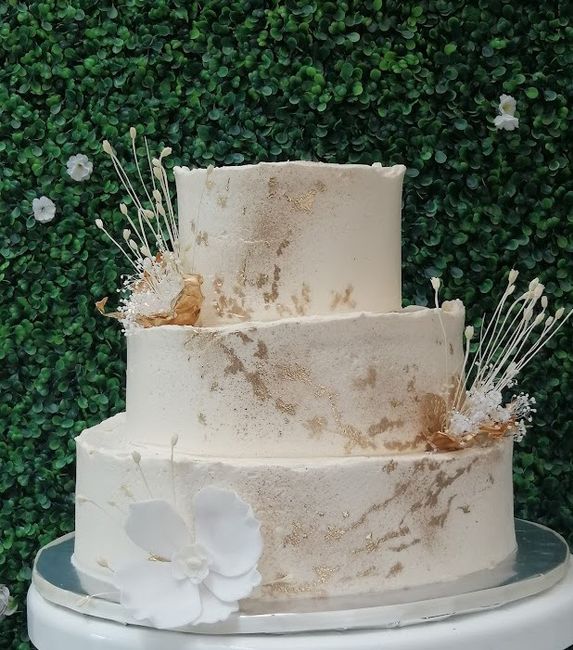 INSPIRACIÓN: Pasteles de boda blancos con dorado 🎂 6