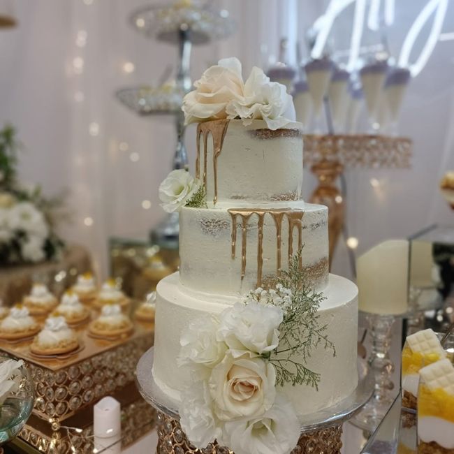 INSPIRACIÓN: Pasteles de boda blancos con dorado 🎂 7