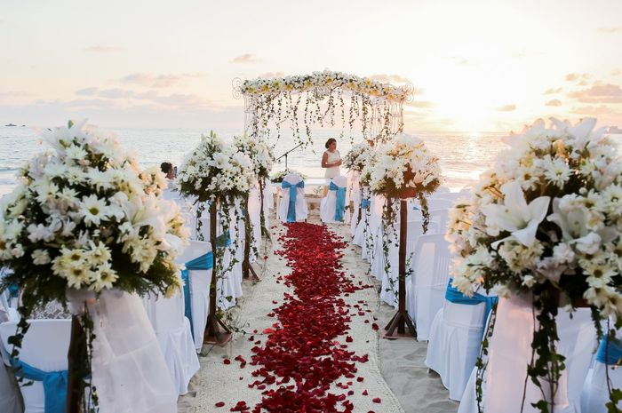 ¿Cómo adornar el pasillo al altar con flores? Aquí te lo decimos. 👇 3