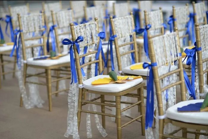 Tres ideas para decorar las sillas de los invitados en la ceremonia 🪑 3