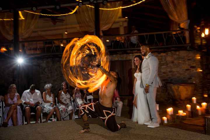 ¡Prende la boda con un show de fuego! 🔥 - 1