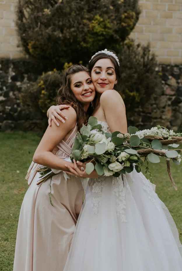 Los abrazos que sí o sí tienes que fotografiar en tu boda 📸 - 9