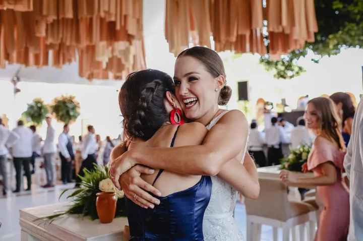 Los abrazos que sí o sí tienes que fotografiar en tu boda 📸 - 10