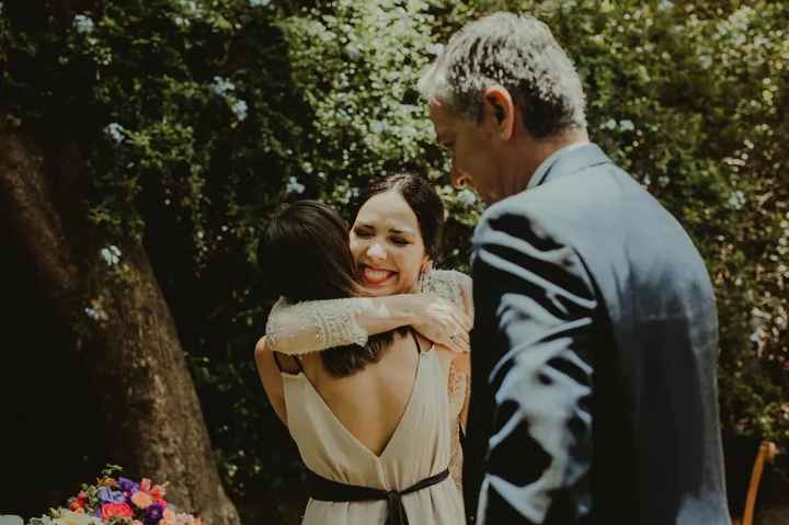 Los abrazos que sí o sí tienes que fotografiar en tu boda 📸 - 11