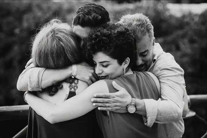 Los abrazos que sí o sí tienes que fotografiar en tu boda 📸 - 12