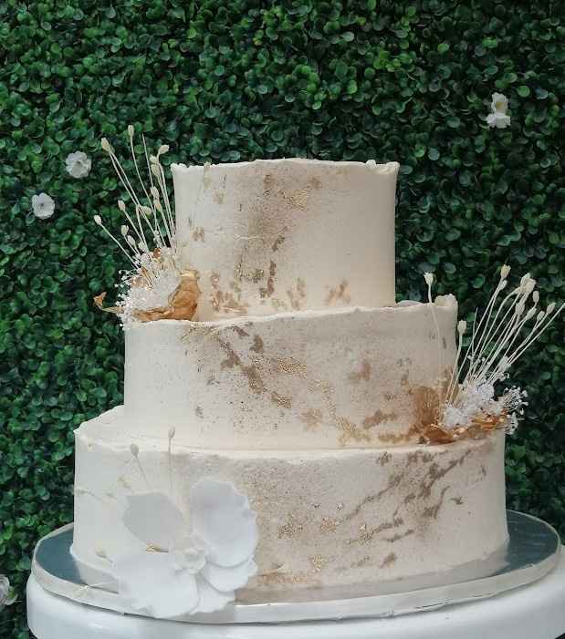 INSPIRACIÓN: Pasteles de boda blancos con dorado 🎂 - 6