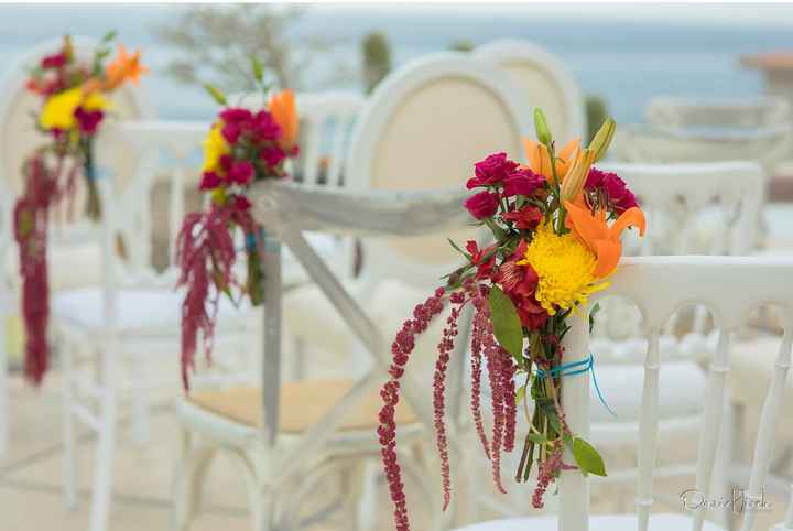 ¿Cómo adornar el pasillo al altar con flores? Aquí te lo decimos. 👇 - 1