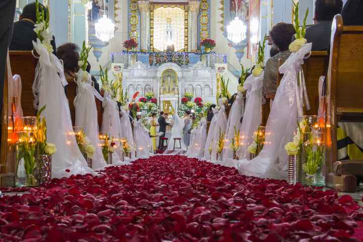 ¿Cómo adornar el pasillo al altar con flores? Aquí te lo decimos. 👇 - 4