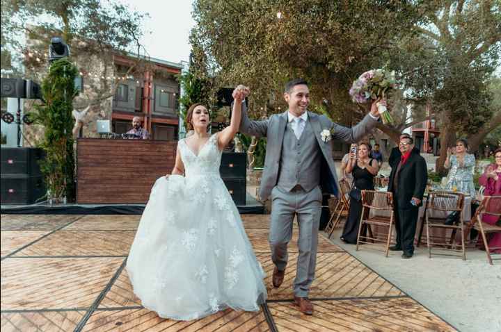 La entrada de los novios a la recepción 👰🤵 - 3