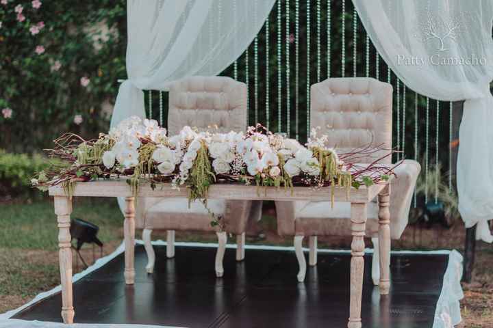 Decora la mesa de novios con flores blancas 🤍🤍🤍 - 3