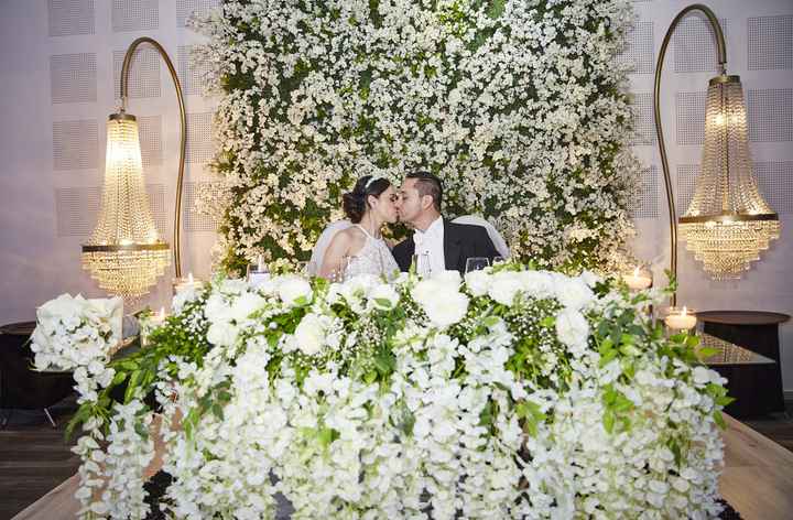 Decora la mesa de novios con flores blancas 🤍🤍🤍 - 4