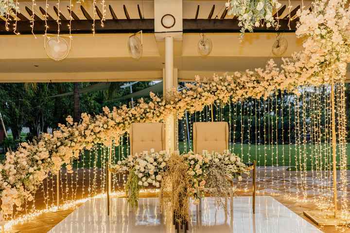 Decora la mesa de novios con flores blancas 🤍🤍🤍 - 5