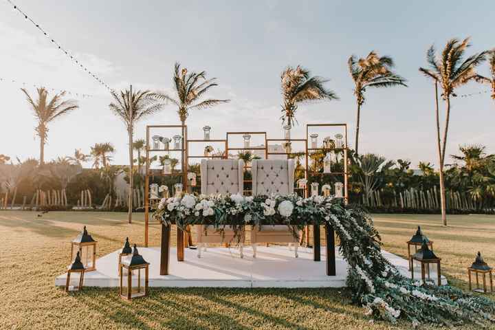 Decora la mesa de novios con flores blancas 🤍🤍🤍 - 6