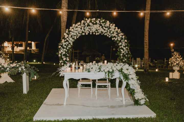 Decora la mesa de novios con flores blancas 🤍🤍🤍 - 8