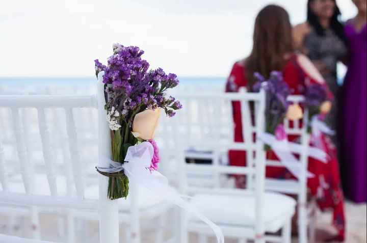 Tres ideas para decorar las sillas de los invitados en la ceremonia 🪑 - 2