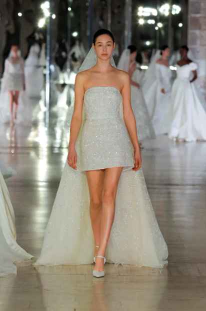 Aquí están las tendencias en vestidos de novia 2024 directamente de la BBFW 👇 - 3