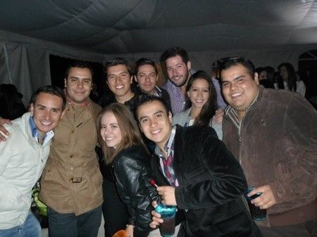 Yo, mi prometido y amigos nuestros festejando el compromiso