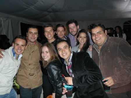 Yo, mi prometido y amigos nuestros festejando el compromiso