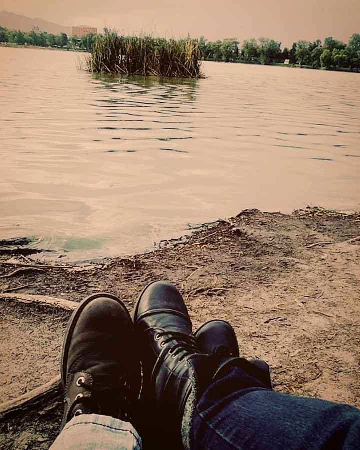 Esta fue la primera foto como novios jaaa asi es, frente al parque de los cirios... cuando la subi a