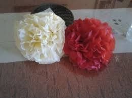 pompones rojos y blancos
