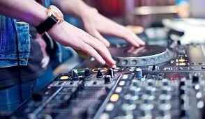 Si eres mas moderno puedes contratar a un Dj, ademas puede salir mas económico y como cuentan con am
