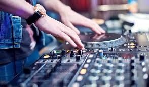 Si eres mas moderno puedes contratar a un Dj, ademas puede salir mas económico y como cuentan con am