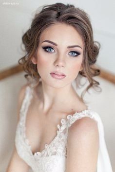 Estoy en una encrucijada, estos dos maquillajes me encantan pero estoy indecisa. Este es parecido al