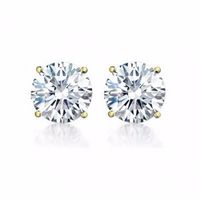 Menos es mas, y estos discretos aretes de diamantes serian los elegidos para mi