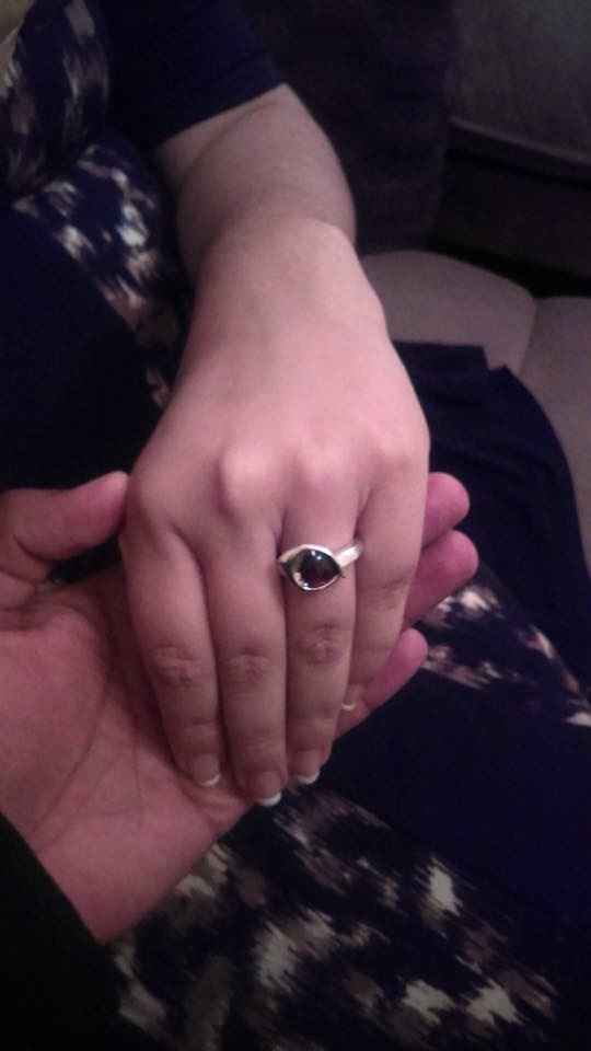 Él y yo, luciendo mi anillo :3