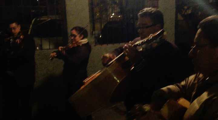 Los mariachis, donde al final la chica también estaba muy emocionada.