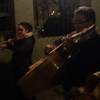 Los mariachis, donde al final la chica también estaba muy emocionada.