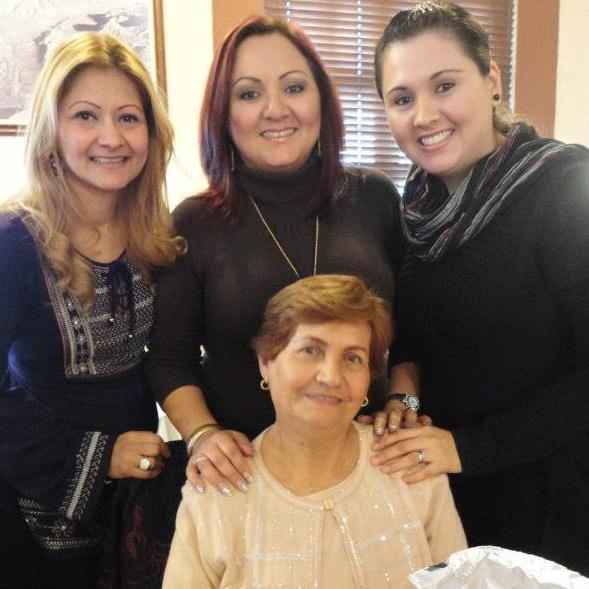 Festejando a mi Mami.