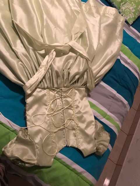 vestido por atras...