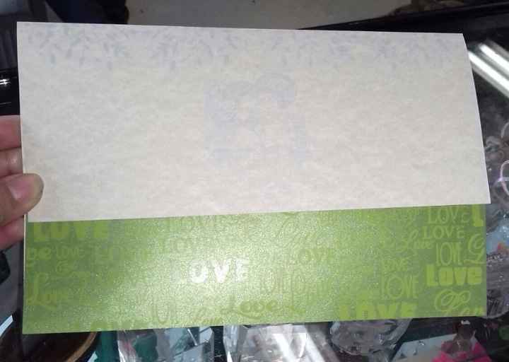 la invitacion tiene unos muñequitos casi no se aprecia por la luz de la camara
