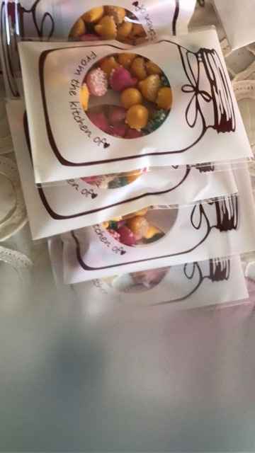 estas mini bolsitas me encantaron traen pegamento son de celofan hice con mentitas y gomitas