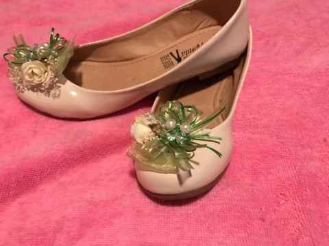 mis zapatos los compre en ML soy del dos y mi tia les hizo el adorno 