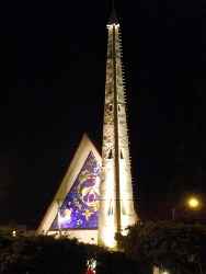 aparte de que la gente ni va a misa hahaha para que lo quiero grande y vacio 