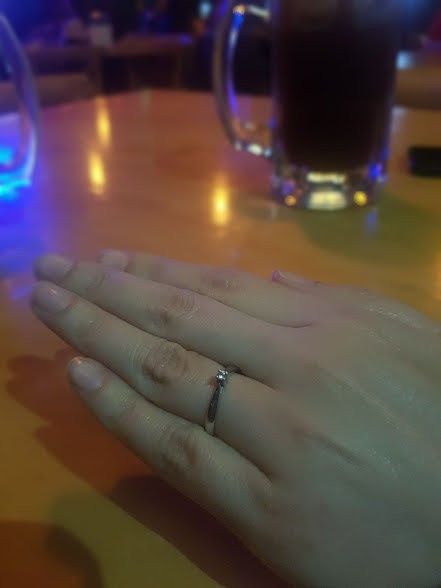 Mi anillo de compromiso a un año...y mis uñas sin producir para seguir la tradición.