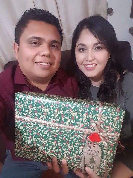 Dándole su regalo en la víspera de Navidad.