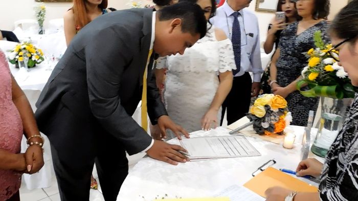 Firmando.