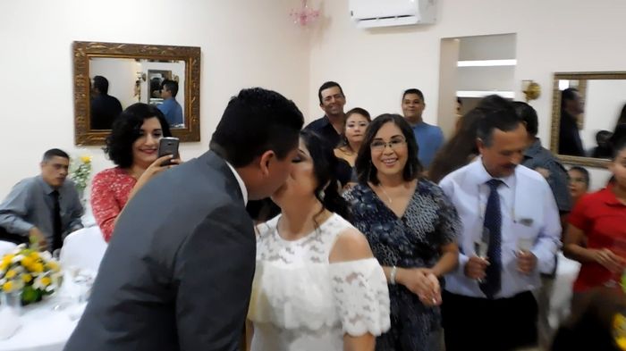 Primer beso como esposos.