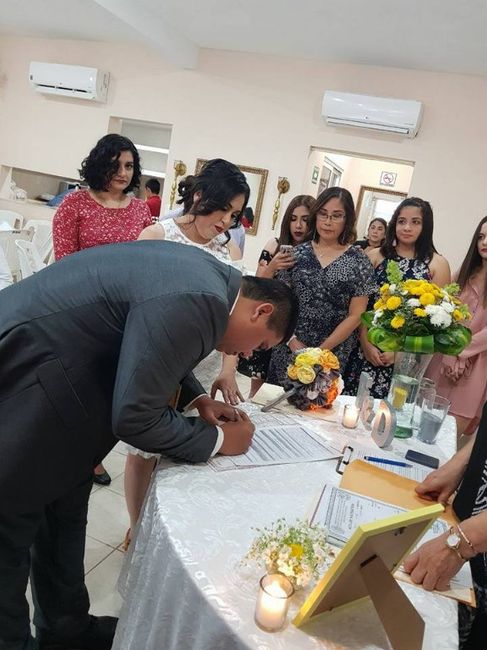 Firmando.