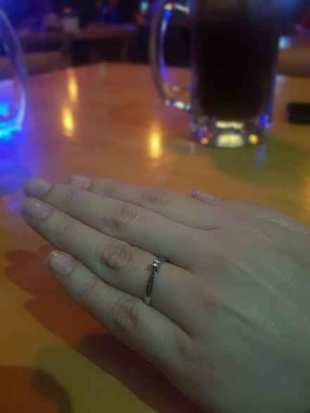 Mi anillo de compromiso a un año...y mis uñas sin producir para seguir la tradición.