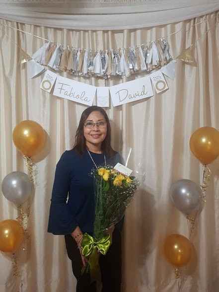 Mi mamá con sus flores.