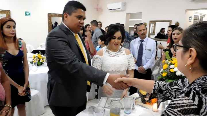 La jueza felicitándolo.