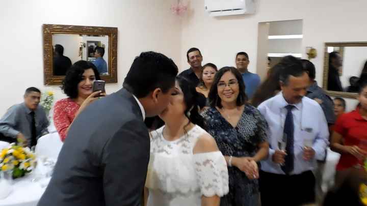 Primer beso como esposos.