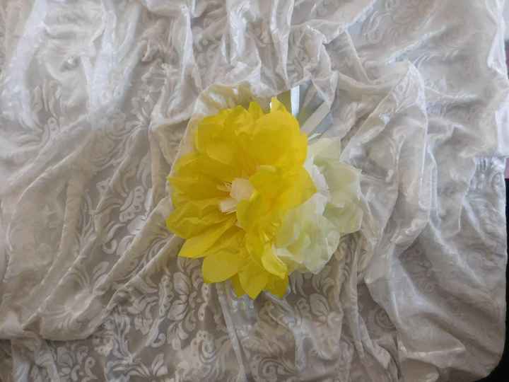 Flores de papel para los pilares de la entrada.