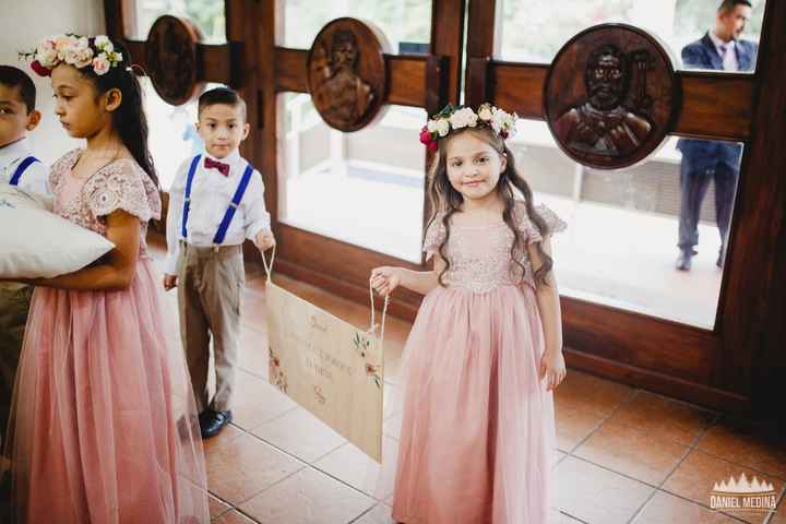Coronas de flores para las niñas del cortejo